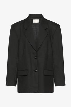 Mustast materjalist jakk, millel on istuv lõige, tipplapelsid, kaks nuppu ja kaks esist taskut, valmistatud siledast, tekstuurse kangaga.