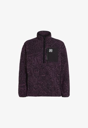 Pull en polaire violet avec un motif géométrique noir et un col zippé au quart. Présente une poche poitrine noire avec logo et un tissu texturé.