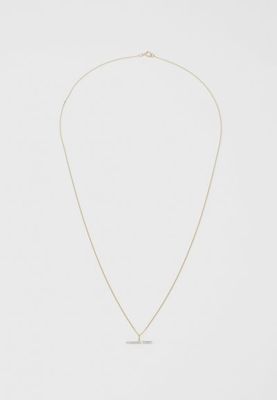 Collier en or avec un pendentif en barre horizontale orné de petits cristaux incrustés pour un détail supplémentaire. La chaîne a une texture délicate et fine.