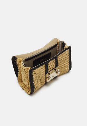 Petit sac à main rectangulaire tissé avec bordure noire, doublure en tissu beige et fermoir à pression doré, présenté ouvert sur fond blanc.