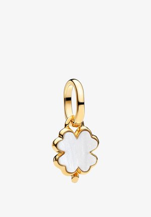 Orecchino a cerchio in oro con un charm quadrifoglio con centro bianco testurizzato e bordi dorati lucidati.