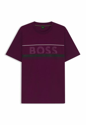 Lila kurzärmliges T-Shirt aus Baumwolle, das das "BOSS"-Logo auf der Brust zeigt, mit schmalen Akzentstreifen in Weiß und Schwarz.