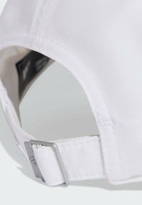 Gorra de béisbol blanca con visera curva, hecha de tejido suave, con costuras blancas y una hebilla de ajuste de metal plateado en la parte posterior.