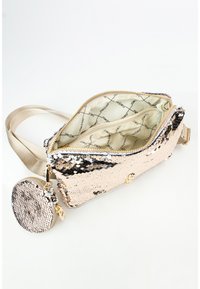 Borsa a tracolla in beige e nero con paillettes, dotata di chiusura con zip, tracolla beige e piccolo accessorio rotondo con paillettes. Interno foderato in tessuto di marca.