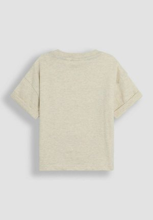 Rövidujjú, világos bézs színű póló puha anyagból, klasszikus kerek nyakkal és lehajtott ujjak gyűrűs kialakítással, sima textúrával.