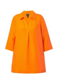 Oranje blouse met korte mouwen en een V-hals, gemaakt van lichtgewicht stof. Vrije pasvorm met een geplooid ontwerp aan de voorkant. Gladde textuur.