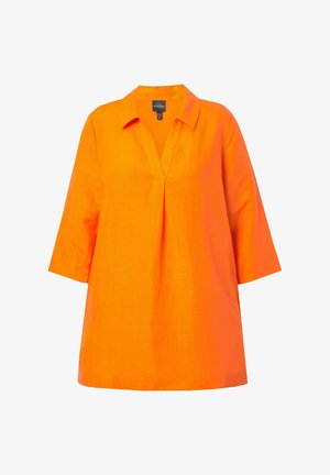 Oranssi, lyhythihainen pusero V-kaula-aukolla, kevyestä kankaasta. Höyhenenkevyt, löysä malli pleat-takaisella designilla. Silkkinen tekstuuri.