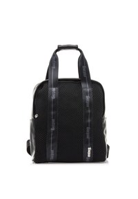 Mochila negra con un frontal de malla texturizada, acentos negros brillantes y correas negras con logotipo. Cuenta con un asa superior y bolsillos laterales.