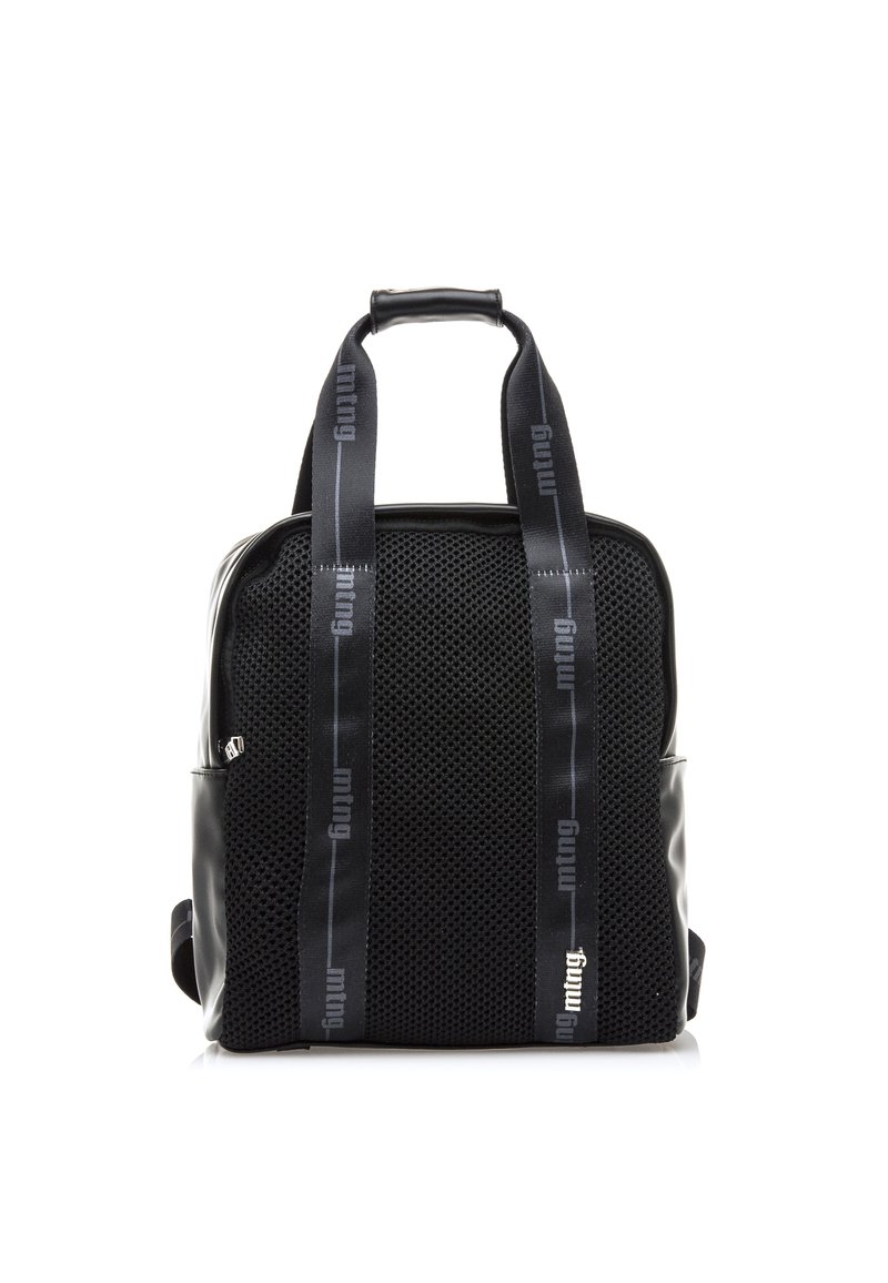 Mochila negra con un frontal de malla texturizada, acentos negros brillantes y correas negras con logotipo. Cuenta con un asa superior y bolsillos laterales.