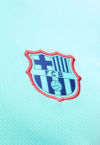 Το λογότυπο της FC Barcelona κεντημένο σε σκούρο μπλε και κόκκινο σε υφή υφάσματος ανοιχτό μπλε χρώμα.