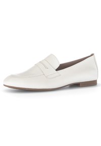 Weißer Lederloafer mit abgerundetem Zehenbereich, der zwei dekorative, horizontale Streifen auf dem Vorderblatt aufweist und eine flache braune Sohle hat. Glatte Textur im gesamten Schuh.