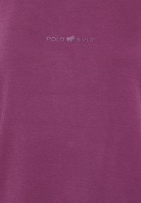 Lila Kurzarm-T-Shirt aus weichem Baumwollstoff mit glatter Textur. Mit dem Logo "POLO SYLT" in einem dezenten, geprägten Design.