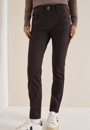 Donkerbruine slim-fit jeans van een gladde katoenmix, met een klassieke vijf-pocketontwerp en een enkele knoopsluiting.