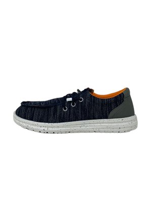Zapatillas de tela texturada en color marino con suela blanca moteada, acentos grises en el talón y forro interior naranja. Cuenta con diseño de cordones.