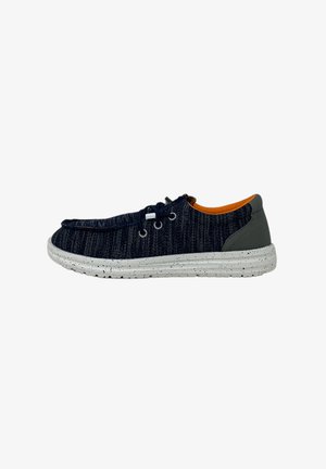 Zapatillas de tela texturada en color marino con suela blanca moteada, acentos grises en el talón y forro interior naranja. Cuenta con diseño de cordones.