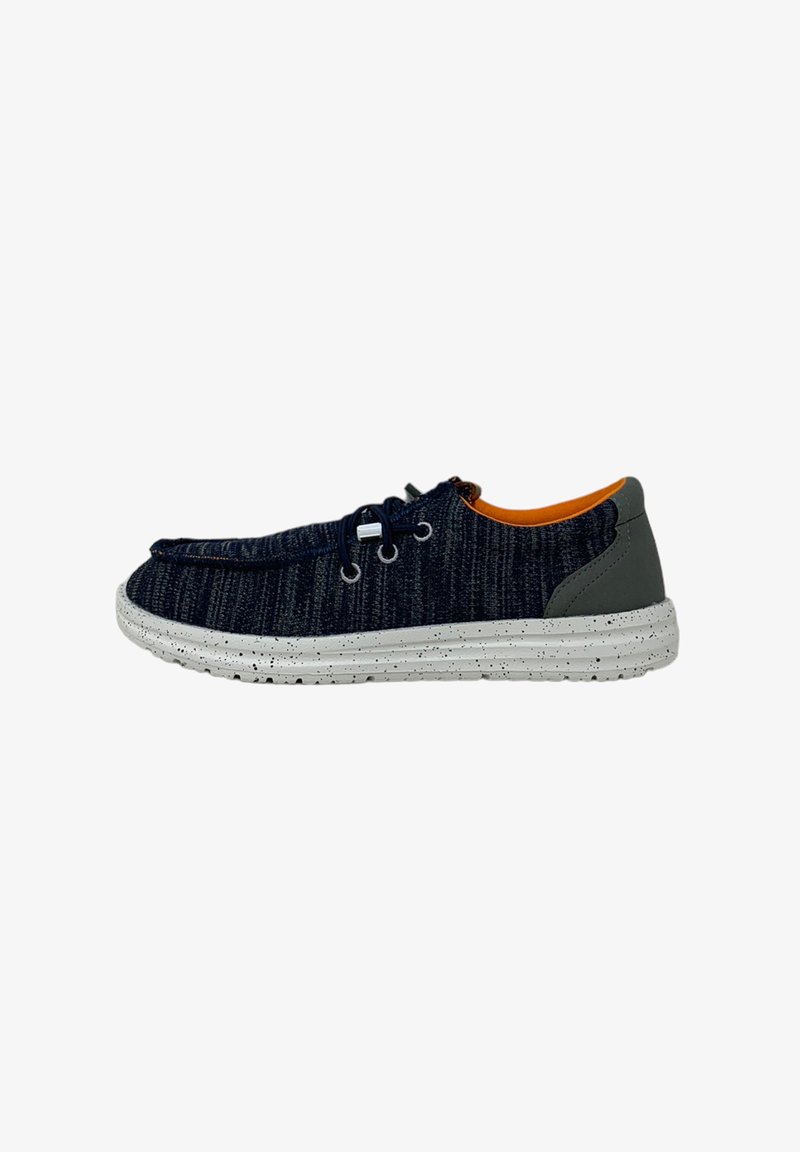 Zapatillas de tela texturada en color marino con suela blanca moteada, acentos grises en el talón y forro interior naranja. Cuenta con diseño de cordones.