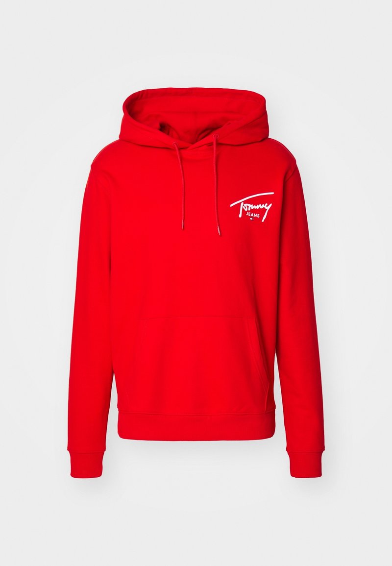 Felpa rossa con tasca frontale e cappuccio con lacci, caratterizzata da un piccolo logo bianco "Tommy Jeans" sul lato sinistro del petto.