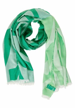 Écharpe en tissu doux rayé vert et vert clair avec des bords à franges, pliée en boucle.