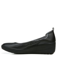 Zwarte leren balletschoenen met een ronde neus, een textuur bovenkant en een wigvormige hak voor extra hoogte en comfort.