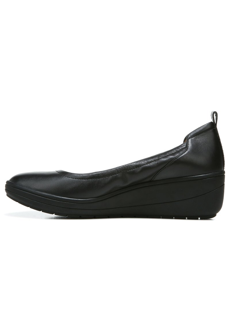 Zwarte leren balletschoenen met een ronde neus, een textuur bovenkant en een wigvormige hak voor extra hoogte en comfort.