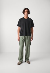 Jack & Jones JORHAWTHORNE BLANKS BIND CROPPED TEE - Tricou basic - black
