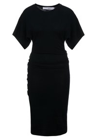 Svart klänning i mjukt tyg. Har korta ärmar, rund halsringning och rynkning på sidan som skapar en figurnära silhuett.