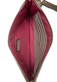 Vaaleanharmaa nahkainen clutch-laukku vetoketjulla, vaaleanpunaisella kangasvuorella, useilla luottokorttipaikoilla ja pienellä sisätaskulla.