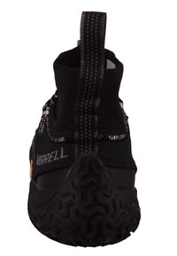 Czarne buty wspinaczkowe z teksturowaną gumową podeszwą, neoprenową cholewką, tylną pętlą oraz kontrastującymi detalami w szwach. Posiadają akcent w postaci żółtego logo.