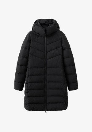 Czarna kurtka puchowa z kapturem, zapinana na zamek z przodu i z poziomym wzorem przeszyć, sięgająca do kolan, o miękkiej, ocieplonej strukturze.
