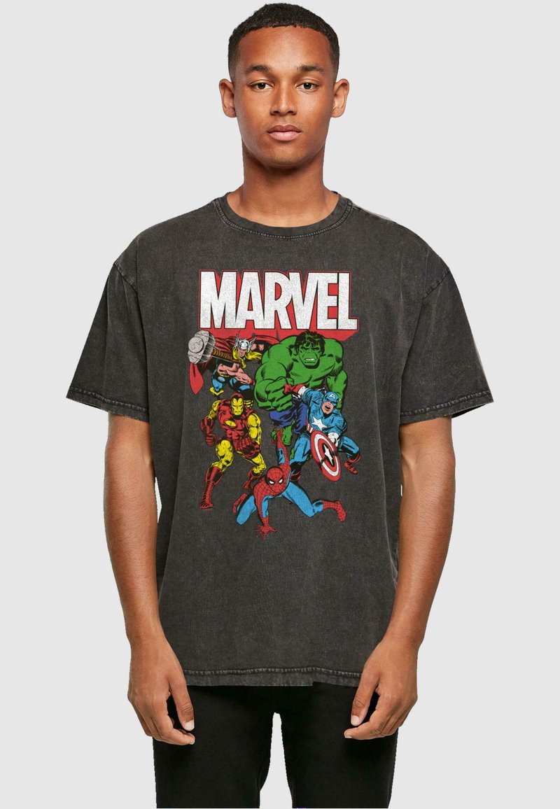 Černé triko s roztrhaným vzhledem, které zobrazuje superhrdiny Marvel ve živých barvách. Pozoruhodný grafický potisk zahrnuje postavy jako Hulk, Iron Man a Spider-Man.