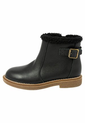 Zwarte leren enkellaars met een faux shearling kraag, een zijgesp detail en een gestructureerde rubberen zool. Voorzien van een ronde neus en gestikte accenten.