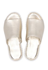 Guld l�æderslidesandaler med en bred frontrem og hvid gummisål. Glat tekstur med en skinnende finish og subtile syningsdetaljer.