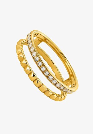 Conjunto de tres anillos de oro con superficies lisas y texturizadas. Un anillo está adornado con piedras claras, lo que añade contraste al metal pulido.