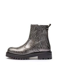 Botas Chelsea grises con un estampado animal metálico texturizado, puntera redonda, suela negra gruesa y una lengüeta en la parte trasera para facilitar el poner y quitar.