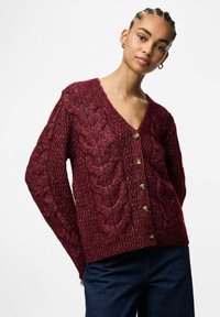 Burgundy stickad cardigan med V-ringning, med kabelstickningsdetaljer, fem bruna knappar och långa ärmar. Texturerat, mysigt material.