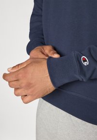 Champion ICONS TONAL CREWNECK LARGE LOGO - Sweatshirt - navy