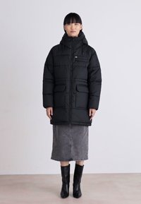 Tommy Jeans TJW MIDI VAIL PUFFER - Zimski kaput - black