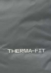 Tecido cinza com uma superfície texturizada; apresenta o logótipo branco bordado "THERMA-FIT" na parte inferior. Material suave e leve.