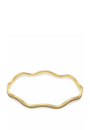 Goldener, wellenförmiger Armreif mit einer Reihe kleiner Diamanten entlang der Außenseite vor weißem Hintergrund.