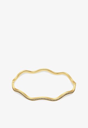 Goldener, wellenförmiger Armreif mit einer Reihe kleiner Diamanten entlang der Außenseite vor weißem Hintergrund.