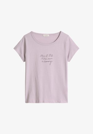 Lichtpaarse korte mouw T-shirt met een brede hals en zwarte handgeschreven tekst met de woorden "Marc O’ Polo Nature beweegt in harmonie."