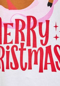 Witte stof met vette rode tekst die "VROLIJK KERSTFEEST" leest. Achtergrond bevat roze en bruine elementen. Eenvoudig ontwerp, zonder versieringen.