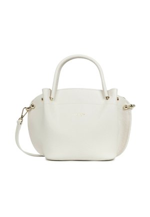 Mała biała skórzana torebka z dwoma uchwytami, odpinanym paskiem na ramię i złotymi ozdobami.