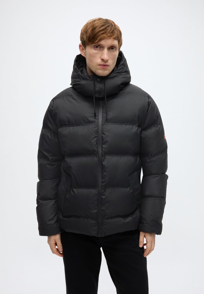 Μαύρο μπουφάν puffer με ψηλό γιακά και ρυθμιζόμενη κουκούλα. Διαθέτει λεία ύφασμα, ψηφιδωτό σχέδιο και εμπρόσθιο φερμουάρ.