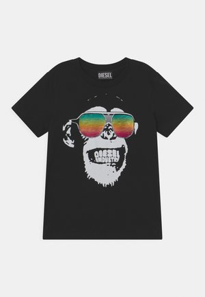 Maglietta nera Diesel con grafica di un volto di scimmia che indossa occhiali da aviatore riflettenti arcobaleno e il testo "Diesel Industry" all'interno della bocca.
