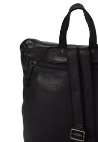 Sac à dos en cuir noir avec une finition texturée, doté d'une poche zippée et de bretelles ajustables. Accentuée par du matériel en métal.