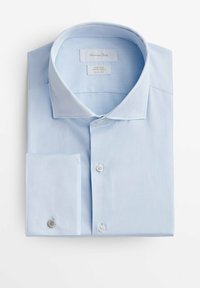 Hellblaues Hemd mit klassischem Kragen, durchgehender Knopfleiste, Einfassen und strukturiertem Stoff. Etiketten sind im Kragen sichtbar.