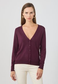 Bordeauxfarbener Cardigan mit V-Ausschnitt, langen Ärmeln und Knöpfen vorne; aus einem weichen Stoff mit glatter Textur und tailliertem Design.