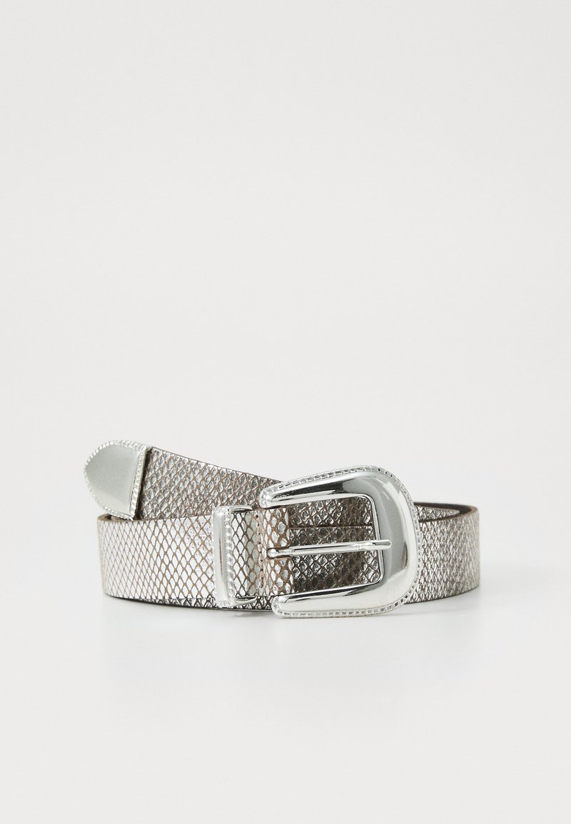 Ceinture métallique argentée avec un design texturé en maillage. Présente une boucle en métal argenté de forme rectangulaire avec des bords cousus.