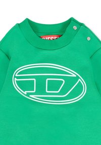 Felpa verde con colletto a coste, dotata di bottoni a pressione argentati e grande logo bianco sul davanti. Tessuto morbido e texture.